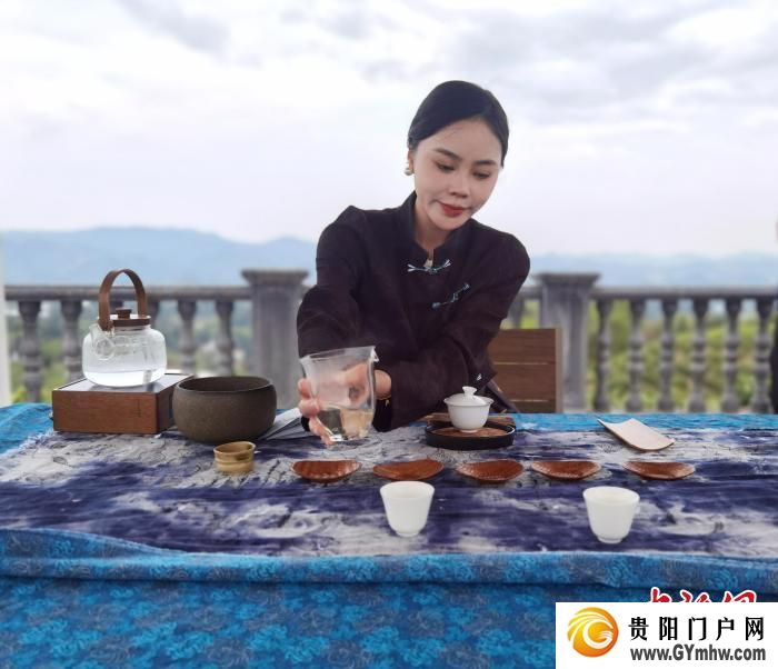 年轻人上茶山体验“新中式”生活 助茶旅融合发展(图1) 年轻人上茶山体验“新中式”生活 助茶旅融合发展(图1)