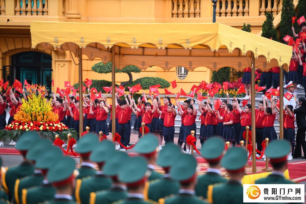 习近平出席苏林举行的欢迎仪式