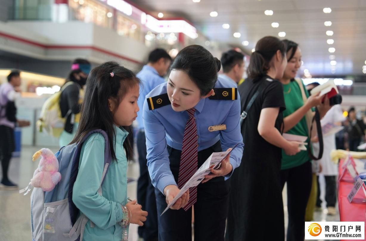 奔赴红色黔途!贵阳北站护航文旅出行热潮(图4) 奔赴红色黔途!贵阳北站护航文旅出行热潮(图4)
